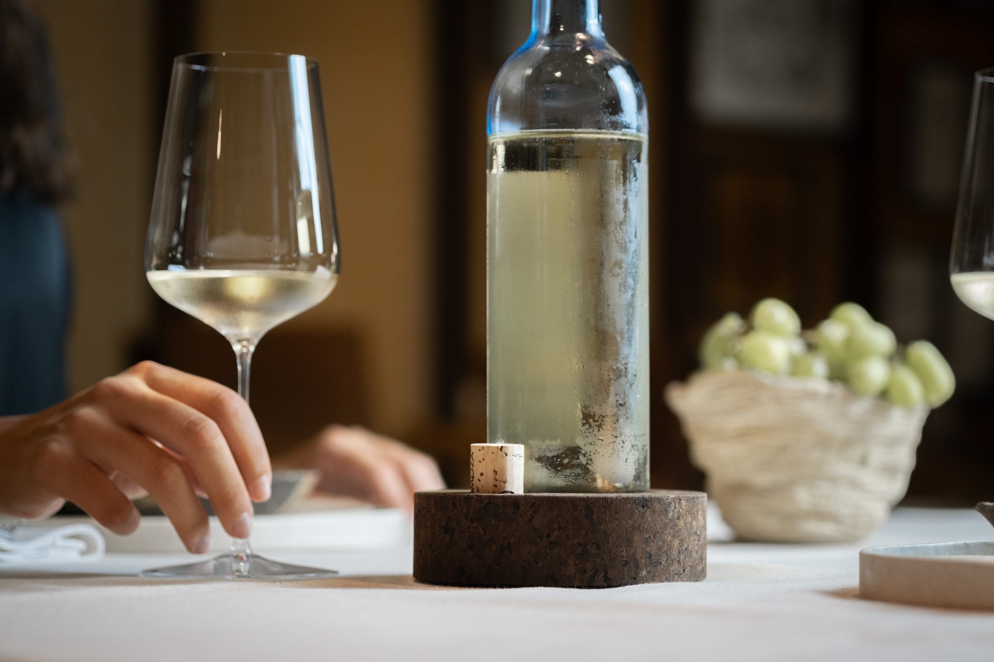 vinho branco numa cepa